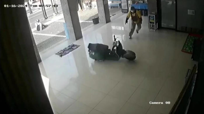 Tangkapan layar rekaman CCTV saat vespa masuk ke dalam masjid di Kota Malang