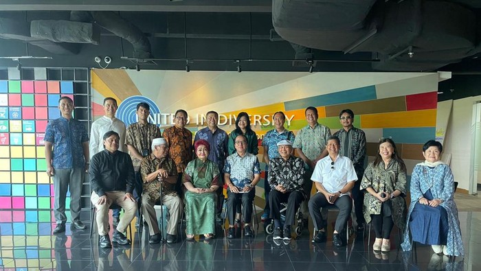 Tantowi Yahya menjalankan acara Lelang Lukisan Amal Bhinneka Tunggal Ika.