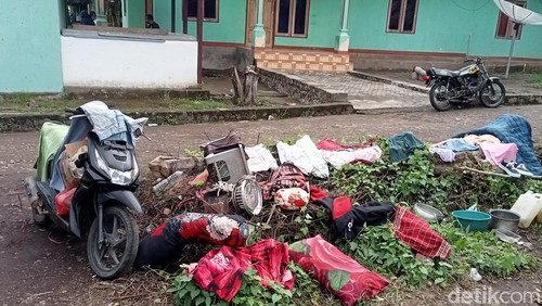 Pakaian dan sejumlah barang yang dijemur pengungsi erupsi Gunung Lewotobi, Rabu (17/1/2024).