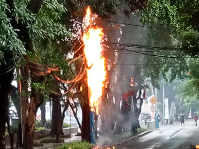 Tiang listrik di kawasan Menteng, Jakarta Pusat (Jakpus), terbakar. Jalan di sekitar lokasi sempat ditutup. (dok Istimewa)