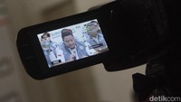 Ia juga sempat menyinggung soal Videotron Anies di daerah Jakarta dan Bekasi yang dihentikan.  