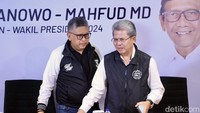 Deputi Hukum TPN Ganjar-Mahfud Todung Mulya Lubis bersama Sekjen TPN Ganjar-Mahfud Hasto Kristiyanto memberikan keterangan kepada awak media, Jakarta, Rabu (17/1/2024). Dalam keterangan pers nya, mereka menyatakan mendapatkan banyak kecurangan yang dilakukan salah satu paslon dalam kontestasi Pemilu kali ini.