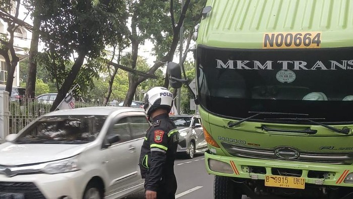 Truk Mogok di Lapangan Banteng Jakpus