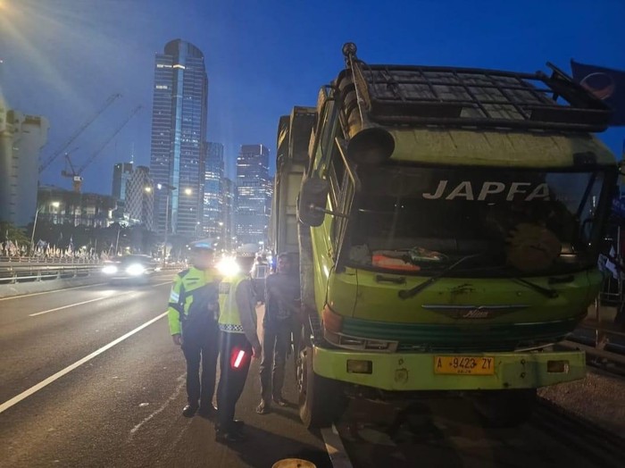 Truk mogok di Tol Dalam Kota arah Cawang pagi ini (dok.TMC Polda Metro Jaya)