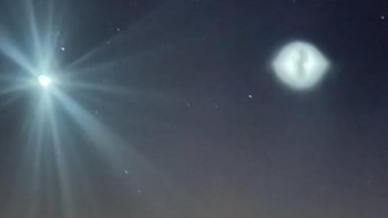 Gambar dan observasi mengenai benda tersebut membanjiri platform media sosial China pada Senin (15/1). Banyak netizen menggambarkannya sebagai bola cahaya yang bergerak dari barat ke timur tanpa suara. Foto: South China Morning Post