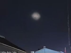 Pramugari Rekam Benda Aneh Berwarna Pink, Dicurigai UFO
