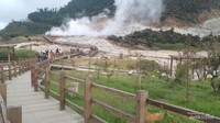 Kawah Sikidang di pagi hari. Syahdu banget kan?