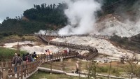 Area Kawah Sikidang nan hijau membuat siapapun ingin datang kembali. 