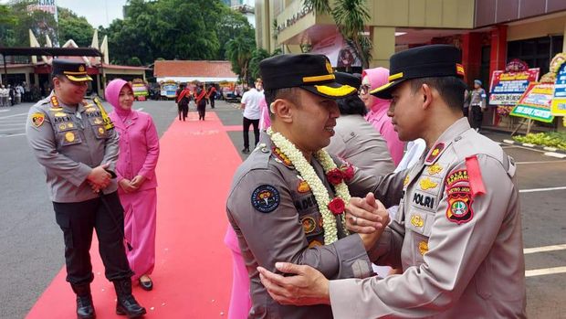 Kombes Ade Ary Syam Indradi bersalaman dengan seluruh personel sebelum meninggalkan Polres Metro Jakarta Selatan. (Foto: dok. Istimewa)