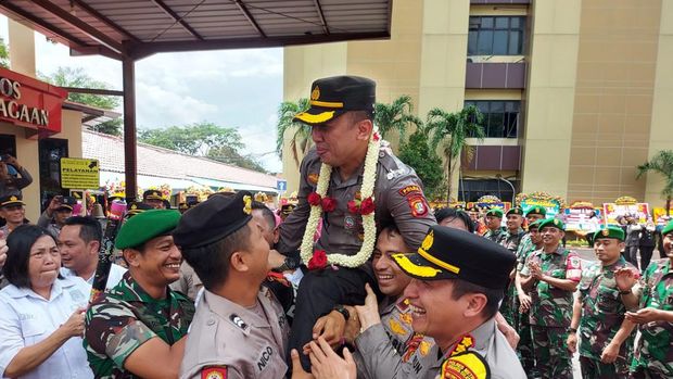 Upacara pelepasan Kombes Ade Ary di Polres Metro Jakarta Selatan juga dihadiri personel TNI. (Foto: dok. Istimewa)