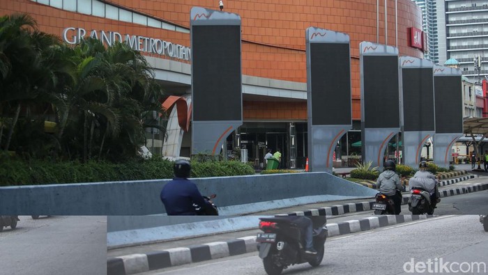 Iklan Anies Baswedan di videotron Jalan KH Noer Ali, Kota Bekasi diturunkan. Kini jejeran videotron tersebut mati.