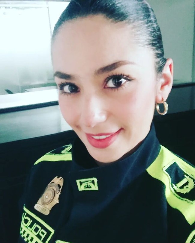 Seorang polisi wanita bernama Viviana Alvarado viral karena karena kecantikannya menyihir netizen. Ketika itu, ia bahkan dijuluki sebagai Polisi Barbie.  Foto: Instagram @ vivianaalvaradova