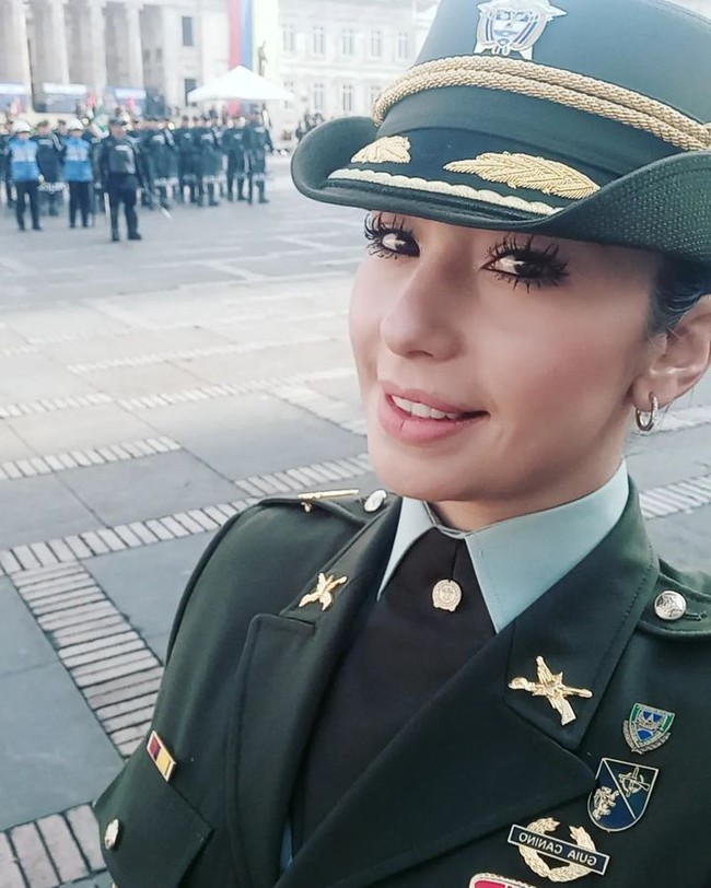 Viviana Alvarado sendiri adalah mantan polisi dari Honduras yang tiba-tiba terkenal pada 2017. Sayangnya, momen tersebut bukan menjadikannya lebih sukses atau banyak uang tapi malah mendapat berbagai pelecehan sehingga harus keluar dari pekerjaan bahkan negaranya. Foto: Instagram @ vivianaalvaradova