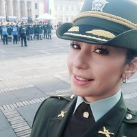 Viviana Alvarado sendiri adalah mantan polisi dari Honduras yang tiba-tiba terkenal pada 2017. Sayangnya, momen tersebut bukan menjadikannya lebih sukses atau banyak uang tapi malah mendapat berbagai pelecehan sehingga harus keluar dari pekerjaan bahkan negaranya. Foto: Instagram @ vivianaalvaradova