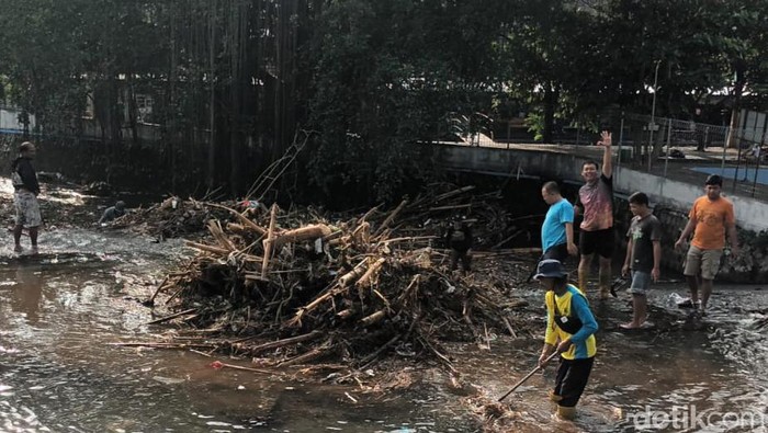 Warga membersihkan sampah kayu dan bambu yang menumpuk di sungai Pleret Pengging, Banyudono, Boyolali, Rabu (17/1/2024).