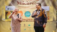 Madam Linda Chiang (Chairperson Maxluck Biotech Corp) bersama Bp Edy (Marketing Director KK) menjelaskan Milchrom sudah memiliki 53 paten dari 35 negara