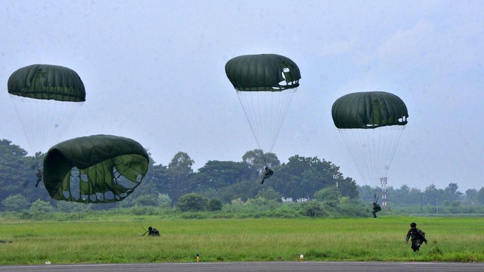 Sebanyak 147 anggota TNI AU Lanud Iswahjudi Magetan menggelar latihan terjun payung. Kegiatan terjun payung dalam latihan untuk meningkatkan kemampuan di udara, Kamis (18/1/2024).
