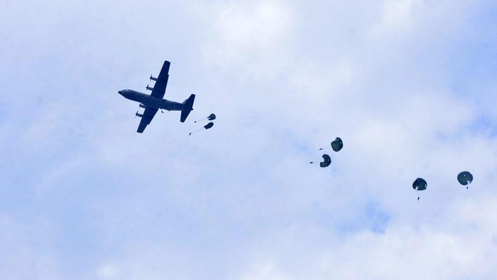 147 Personil Lanud Iswahjudi Gelar Terjun Payung Sebanyak 147 anggota TNI AU Lanud Iswahjudi Magetan menggelar latihan terjun payung. Kegiatan terjun payung dalam latihan untuk meningkatkan kemampuan di udara, Kamis (18/1/2024).