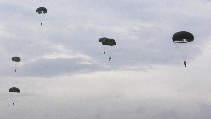 Sebanyak 147 anggota TNI AU Lanud Iswahjudi Magetan menggelar latihan terjun payung. Kegiatan terjun payung dalam latihan untuk meningkatkan kemampuan di udara, Kamis (18/1/2024).