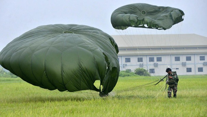 Sebanyak 147 anggota TNI AU Lanud Iswahjudi Magetan menggelar latihan terjun payung. Kegiatan terjun payung dalam latihan untuk meningkatkan kemampuan di udara, Kamis (18/1/2024).