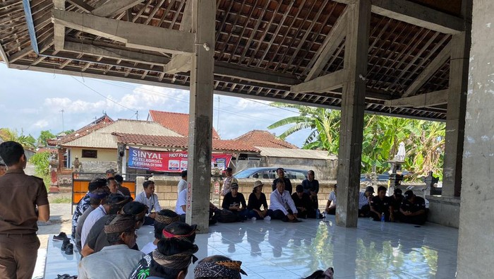 KPU Klungkung menggelar rapat terkait 17 warga Desa Ped, Nusa Penida, yang dilarang ke banjar untuk memilih pada Pemilu 2024, Rabu (17/1/2024) (Istimewa).