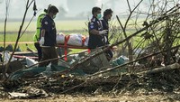 Tim penyelamat mengevakuasi korban tewas akibat ledakan pabrik kembang api di Sala Khao, Suphan Buri, Thailand.