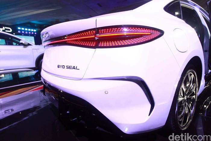 BYD meluncurkan tiga mobil listrik sekaligus di Indonesia. Ketiga mobil listrik itu adalah BYD Dolphin, BYD Atto 3 dan BYD Seal.