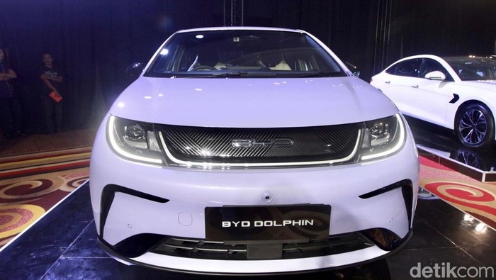 3 Mobil Listrik BYD Mengaspal di Indonesia BYD meluncurkan tiga mobil listrik sekaligus di Indonesia. Ketiga mobil listrik itu adalah BYD Dolphin, BYD Atto 3 dan BYD Seal.