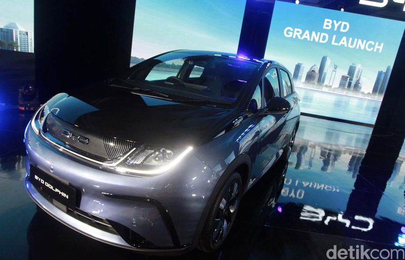 BYD meluncurkan tiga mobil listrik sekaligus di Indonesia. Ketiga mobil listrik itu adalah BYD Dolphin, BYD Atto 3 dan BYD Seal.