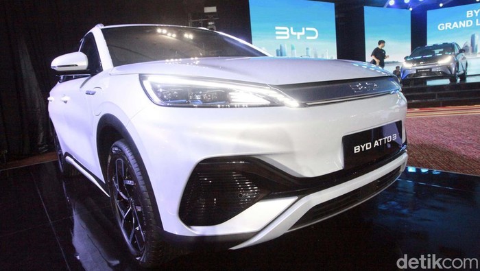 BYD meluncurkan tiga mobil listrik sekaligus di Indonesia. Ketiga mobil listrik itu adalah BYD Dolphin, BYD Atto 3 dan BYD Seal.