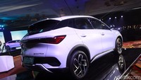 BYD Atto 3 tipe Standard bisa menempuh jarak 410 km dan Extend Range sejauh 480 km. 