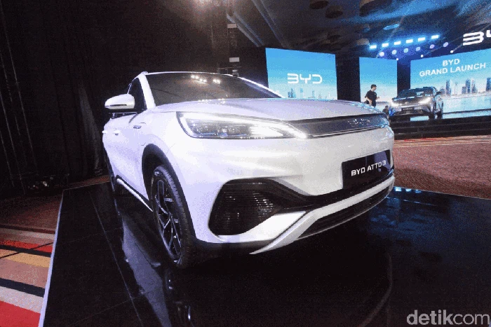 BYD meluncurkan tiga mobil listrik sekaligus di Indonesia. Ketiga mobil listrik itu adalah BYD Dolphin, BYD Atto 3 dan BYD Seal.