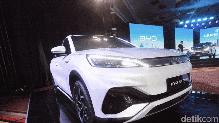 BYD meluncurkan tiga mobil listrik sekaligus di Indonesia. Ketiga mobil listrik itu adalah BYD Dolphin, BYD Atto 3 dan BYD Seal.