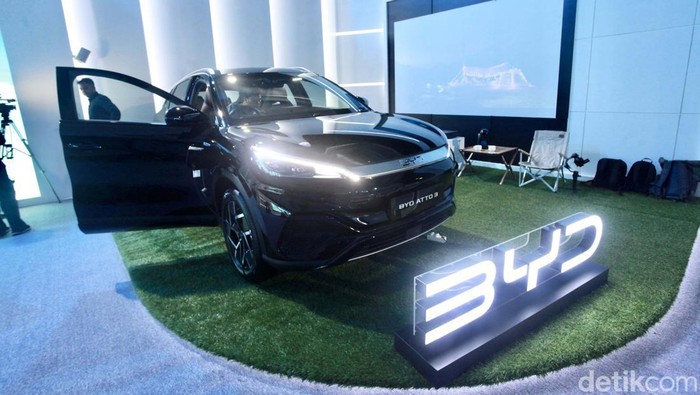 BYD meluncurkan tiga mobil listrik sekaligus di Indonesia. Ketiga mobil listrik itu adalah BYD Dolphin, BYD Atto 3 dan BYD Seal.