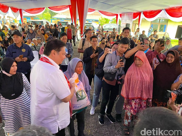Airlangga Hartarto saksikan penyaluran bansos dan BLT di Kubu Raya, Kalbar, 18 Januari 2024. (Tina Susila/detikcom)