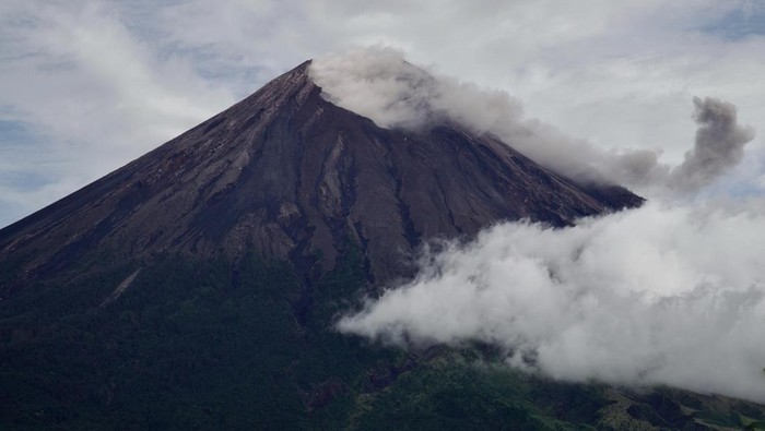 Asap vulkanis keluar dari kawah Gunung Semeru terlihat dari Desa Supiturang, Lumajang, Jawa Timur, Kamis (18/1/2024). Bedasarkan data Pusat Vulkanologi Mitigasi Bencana Geologi (PVMBG) pada periode pukul 06.00-12.00 WIB Gunung Semeru mengalami 12 kali gempa letusan atau erupsi dengan amplitudo 11-22 mm selama 80-100 detik, tiga kali gempa Awan Panas Guguran (APG) dengan amplitudo 3-6 mm selama 26-44 detik. ANTARA FOTO/Irfan Sumanjaya/rwa.