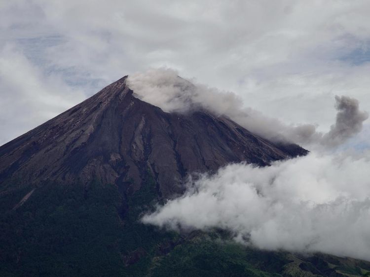 Terkini! Gunung Semeru Alami 12 Kali Gempa Letusan dan Erupsi
