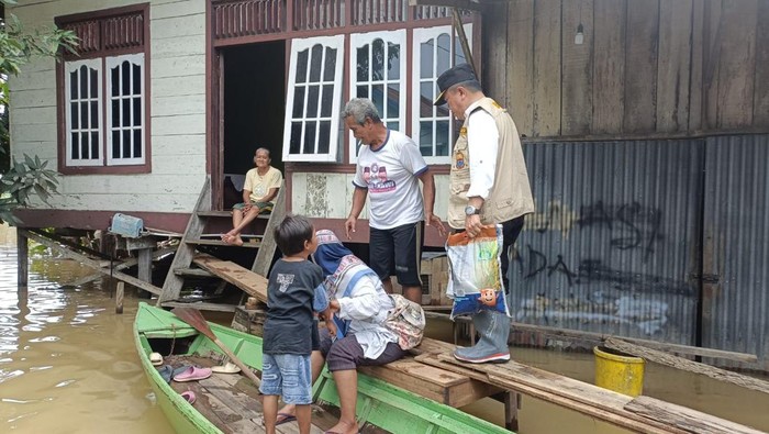 Al Haris saat berikan bantuan sembako kepada korban banjir di Jambi.
