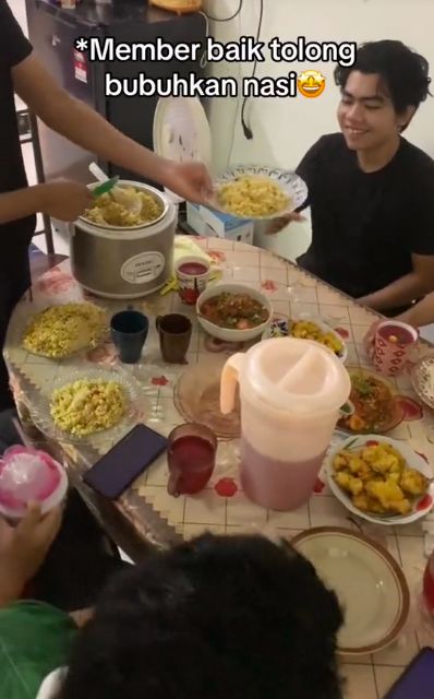 Seru!  Penghuni kos-kosan laki-laki kerap memasak untuk makan bersama