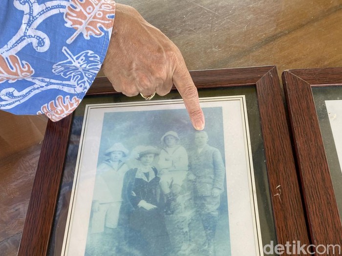 Angeline Cardine Henriette Maurenbrecher bersama ketiga anaknya
