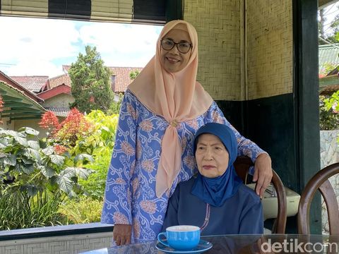 Angeline Cardine Henriette Maurenbrecher bersama ketiga anaknya