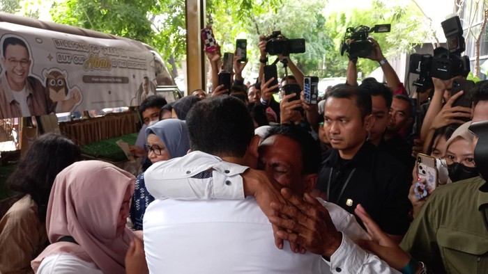 Anies Baswedan dipeluk warga Kampung Bayam di acara Desak Anies di Jakarta.