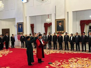 Ucap Sumpah di Depan Jokowi, Arsul Sani Resmi Jadi Hakim MK