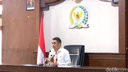 Arya Wedakarna memberi keterangan di kantor DPD RI Bali, Kamis (18/1/2024).