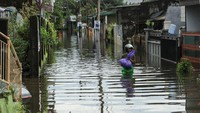 Puluhan rumah terendam di kawasan langganan banjir tersebut dan sebanyak 300 warga mengungsi.