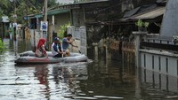 Bencana banjir terjadi di Kompleks Perumnas Antang, Makassar, Sulawesi Selatan, Kamis (18/1/2024). Puluhan rumah terendam di kawasan langganan banjir tersebut dan sebanyak 300 warga mengungsi. (ANTARA FOTO/Arnas Padda)
