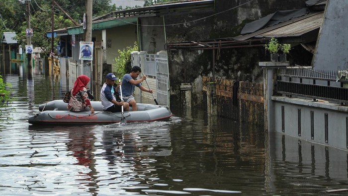 Warga menerobos banjir yang merendam rumah di Kompleks Perumnas Antang, Makassar, Sulawesi Selatan, Kamis (18/1/2024). Puluhan rumah terendam di kawasan langganan banjir tersebut dan sebanyak 300 warga mengungsi. ANTARA FOTO/Arnas Padda.