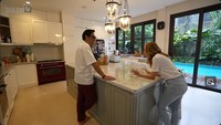 Ruangan dapurnya sangat luas dan di bagian tengahnya terdapat island yang besar. Island itu digunakan oleh BCL untuk memproses makanan yang ia buat. Foto: YouTube