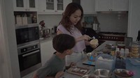 Penyanyi yang kerap disapa Unge ini juga diketahui memiliki hobi memasak. Momennya memasak di dapur favoritnya itu kerap dibagikan. Foto: YouTube