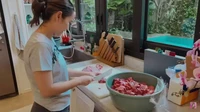 Dapurnya tepat berada di samping kolam renang. Ia meletakkan wastafel di sisi samping kolam renang rumah nya. Foto: YouTube